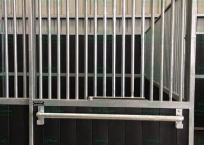 Heavy duty rug rail for horse stables